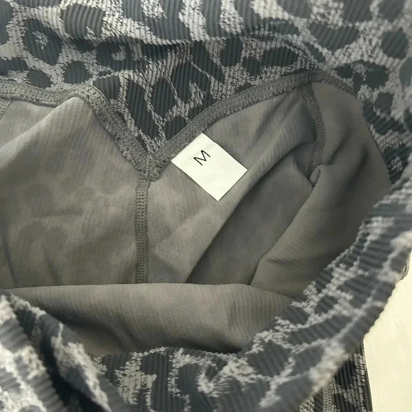 NWOT - Cheetah Biker Shorts - M - Picture 5 of 6